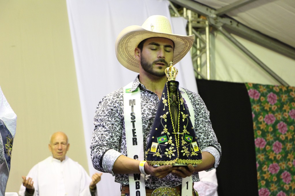 Durante Missa Sertaneja, Mister Cowboy entroniza imagem de N. Sra. Aparecida