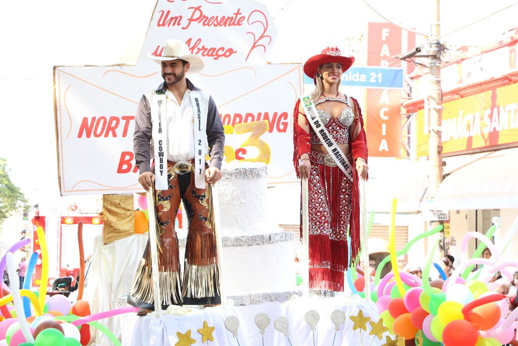 Pelo quarto ano vencedores do concurso participam de desfile cívico de Barretos